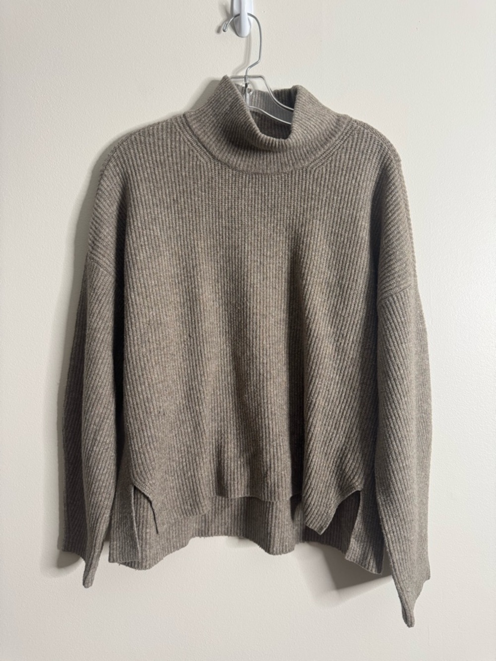Abercrombie & Fitch Taupe
Classic Easy Turtleneck
Sweater Large L Wool Blend
